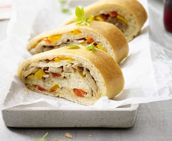 Pizzarolle mit Chili, Pilzen und Paprika