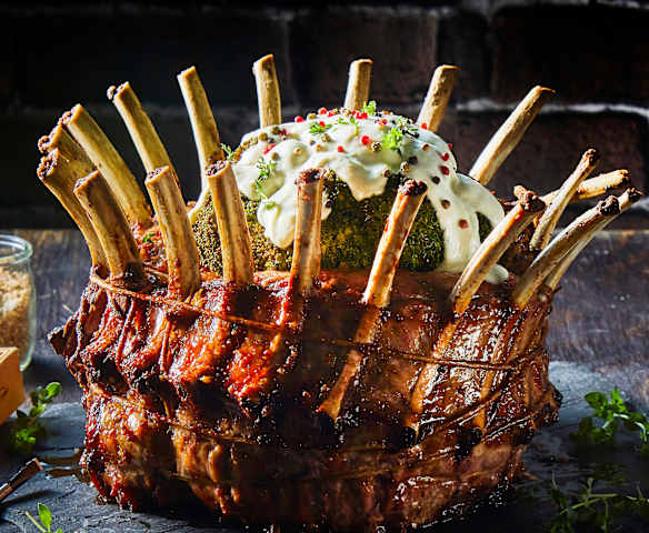 Corona de costillas de cerdo con aderezo de quesos