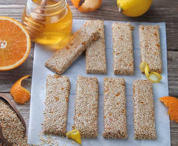 Batoane cu susan, miere și citrice Batoane cu susan, miere și citrice