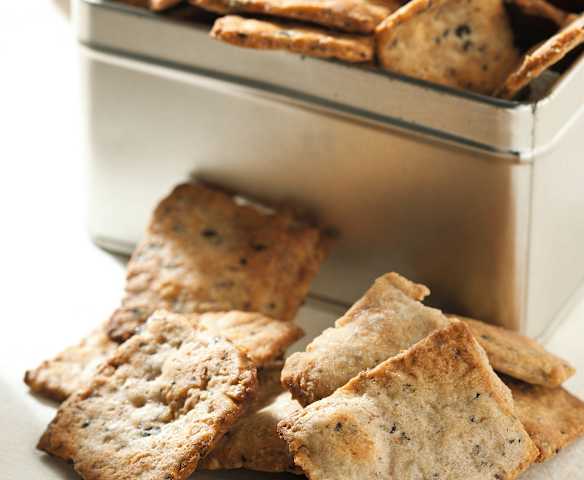 Galletas saladas con aceitunas, nueces y parmesano
