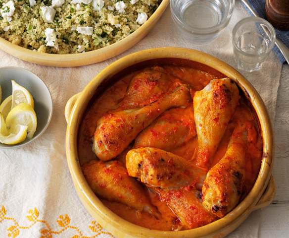 Poulet à la sauce aux poivrons et coucous aux courgettes et à la feta