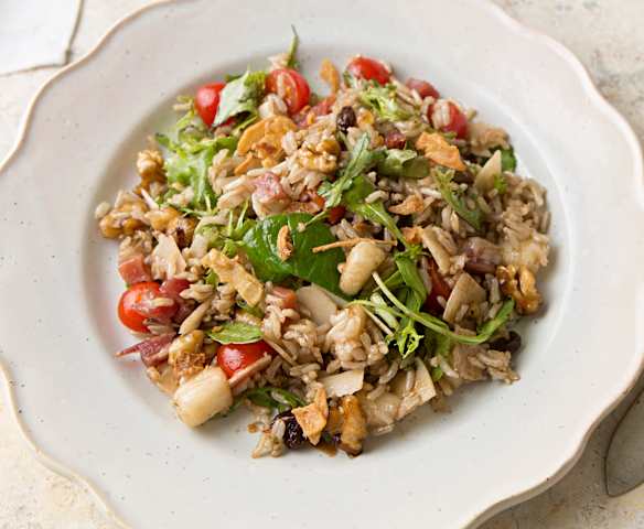 Ensalada de arroz integral con vinagreta de frutos secos