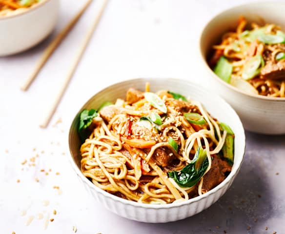 Noodles con pavo en salsa de ciruela