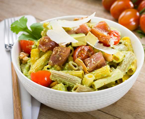 Bowl de pasta multicereales con atún fresco y salsa de aguacate Bowl de pasta multicereales con atún fresco y salsa de aguacate