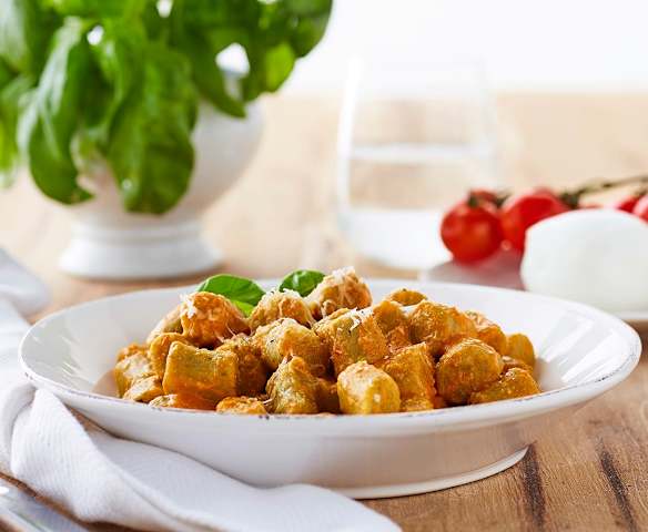 Gnocchi di pane al basilico al sugo di pomodorini freschi Gnocchi di pane al basilico al sugo di pomodorini freschi