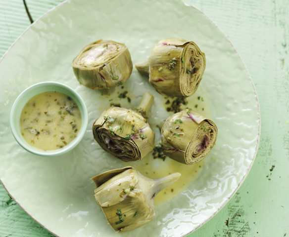 Alcachofras com molho de manteiga e manjericão