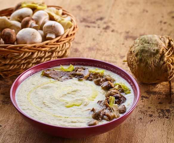 Zuppa di sedano rapa e porri con funghi
