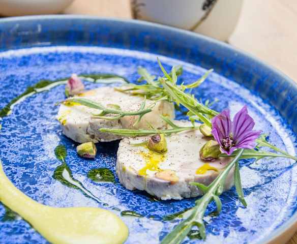 Galantine de volaille, farce au boudin blanc et à la pistache