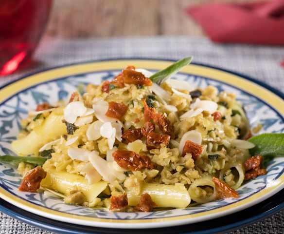 Penne seitan, mandorle e salvia Penne seitan, mandorle e salvia