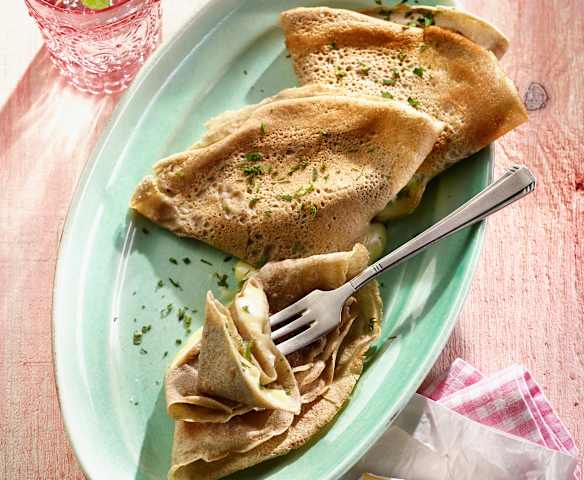 Buchweizencrêpes mit Camembert und frischen Kräutern