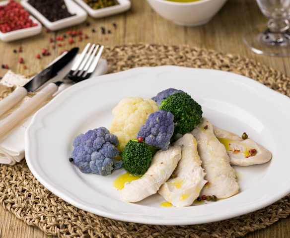 Pollo con cavolfiori tricolore con olio aromatizzato ai pepi