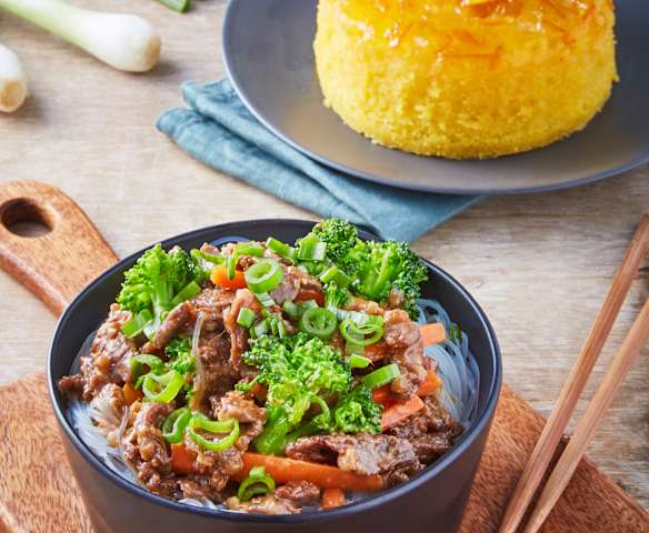 Carne de res con brócoli en salsa asiática, fideos de arroz y pastel de naranja