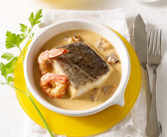 Bacalao con gambones y almejas