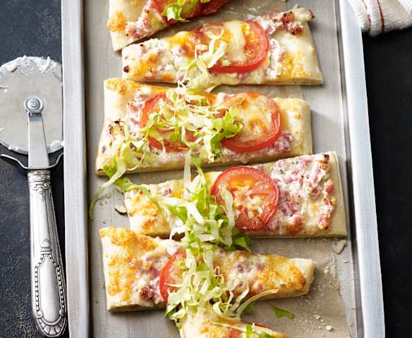 Pizza Bianco mit Speck und Endivie