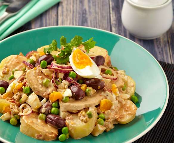 Bramborový salát s kuřetem a rajčatovou omáčkou