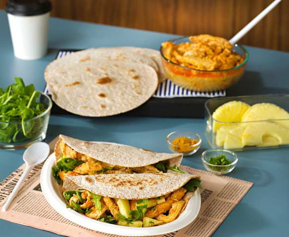 Tortillas integrales con pollo al curry, rúcula y piña