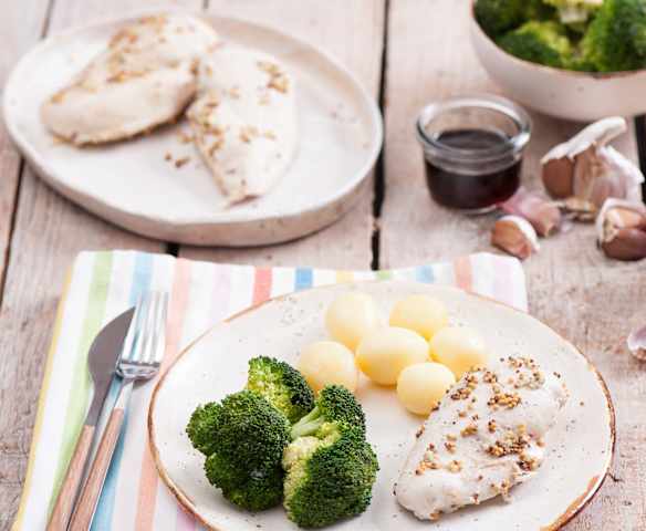 Kurczak w musztardzie i syropie klonowym z brokułami na parze