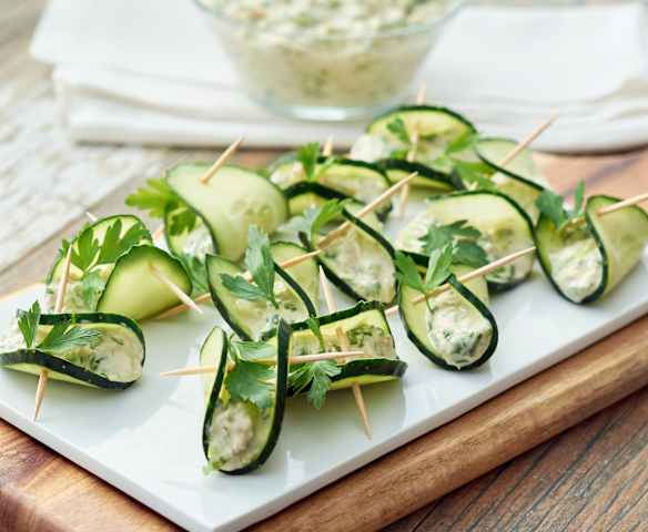 Pinchos de pepino con ensalada de pollo asado