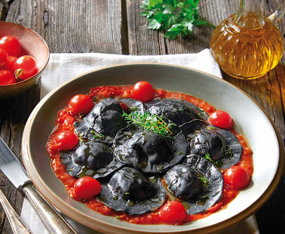 Czarne ravioli z rybnym farszem