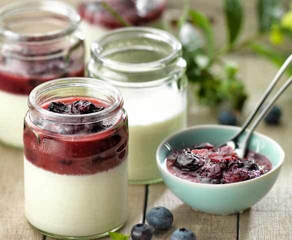 Yoghurt with apple and blueberry compote