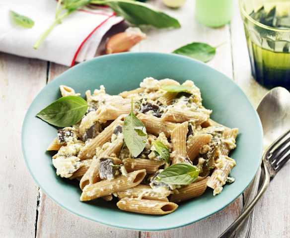 Pâtes à l'aubergine, ricotta et basilic