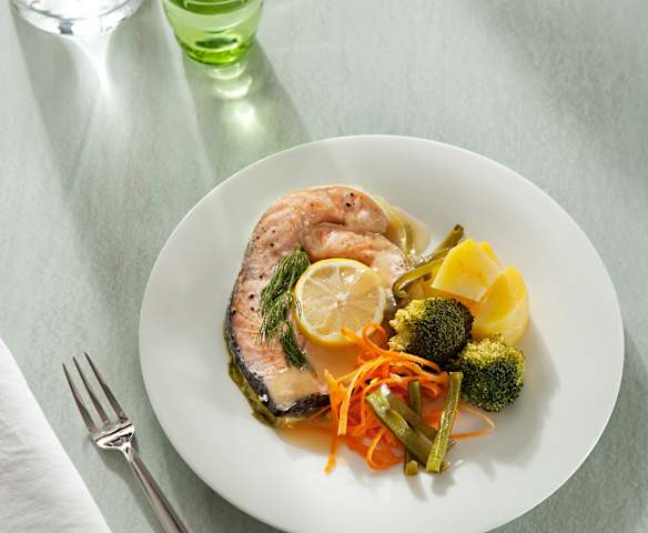 Salmón al vapor con verduras