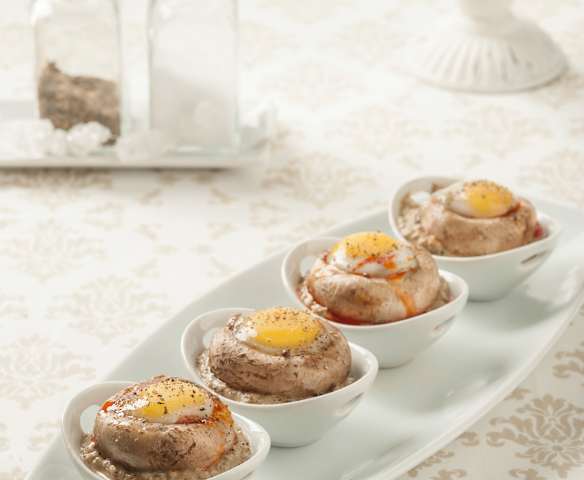 Huevos de codorniz en champiñón sobre salsa duxelles