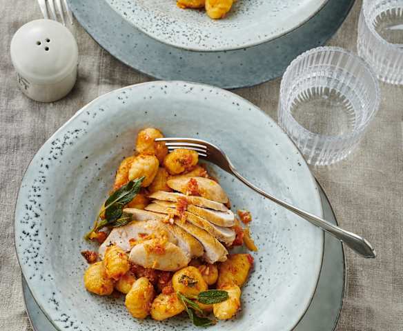 Hähnchenbrust auf Salbeignocchi