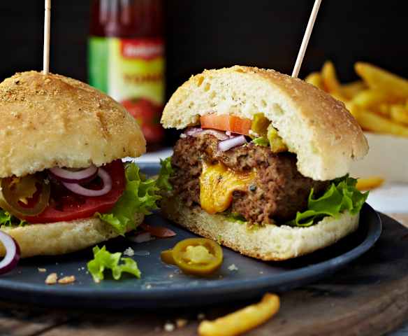 Burgers de boeuf et garniture au fromage Burgers de boeuf et garniture au fromage