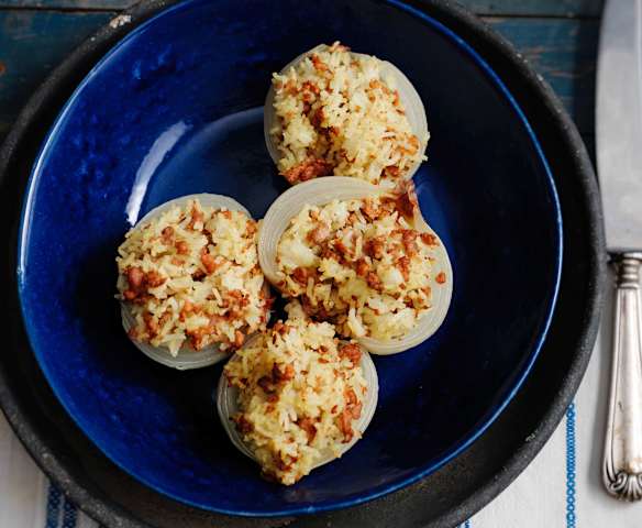 Cebolas recheadas com arroz e salsicha