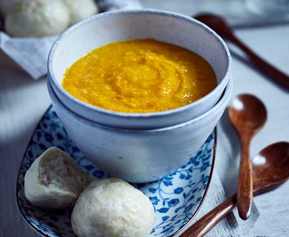 Kürbis-Hirse-Brei mit Hefeklößen (南瓜小米粥加馒头)