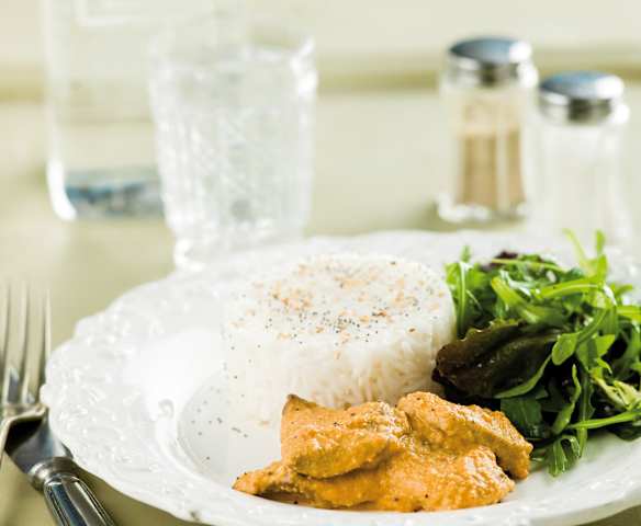 Bifes com molho de amendoim e arroz basmati