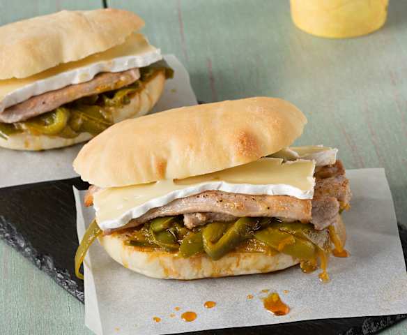 Molletes de solomillo ibérico, queso camembert y pimientos