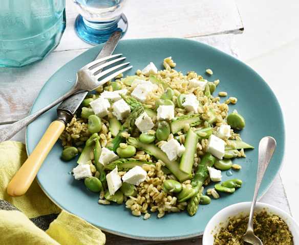 Salade de blé printanière au chèvre et au pesto