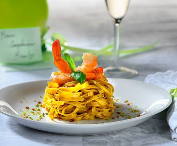 Tagliolini allo zafferano con mazzancolle e pistacchi
