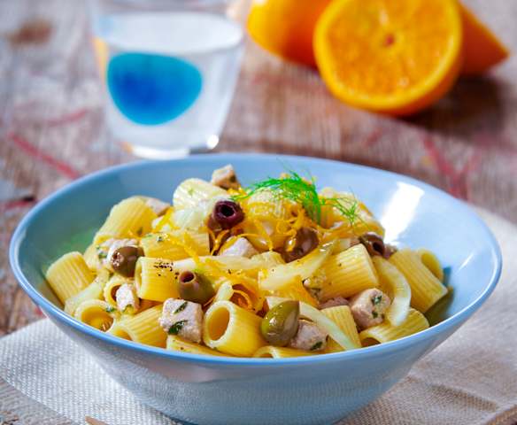 Mezze maniche con tonno rosso e finocchi al profumo di arancia