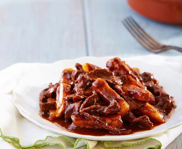 Bisteces con papas en pasilla