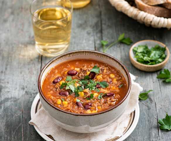 Zupa z czerwoną fasolą i mięsem mielonym