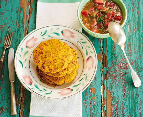 Panquecas de cenoura com salada de tomate