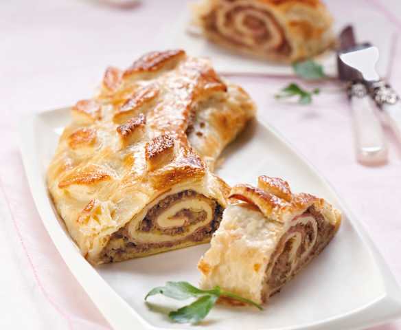 Rolada mięsna w cieście francuskim