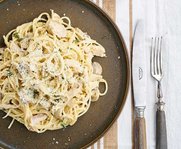 Esparguete de frango assado com salteado de cogumelos