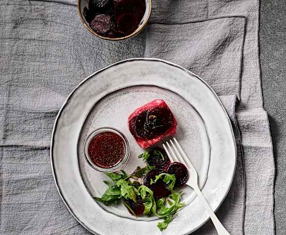 Medallones de merluza con remolacha y ensalada de rúcula