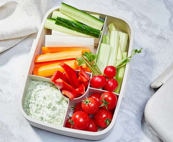Gemüsesticks mit Feta-Minz-Dip