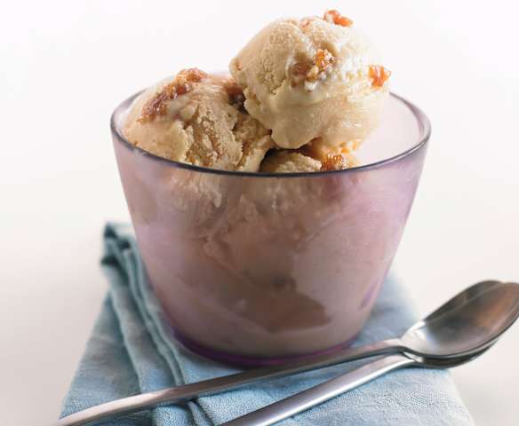 Gelado de caramelo com crocante