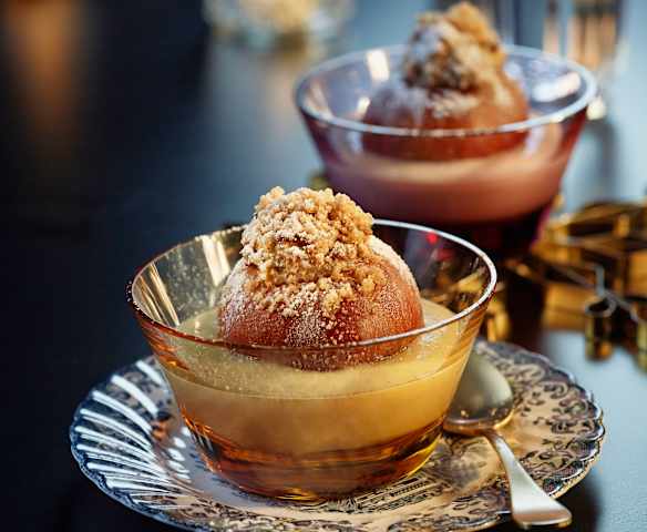 Bratäpfel mit Marzipan-Nussfülle und Vanillesauce