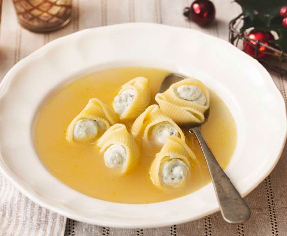Sopa de Navidad con galets rellenos