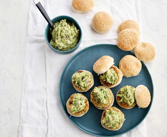 Hambúrgueres de salmão no pão com guacamole