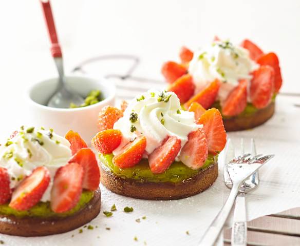 Sablé aux amandes, duo fraise-kiwi et chantilly