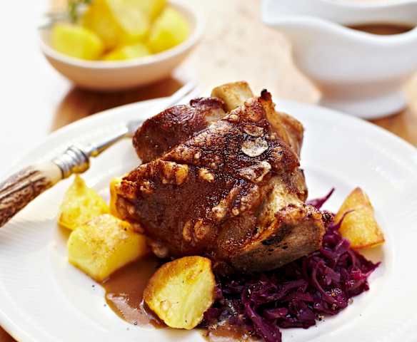 Schweinehaxen mit Kartoffeln und Malzsauce