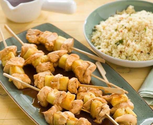 Brochetas de pollo y piña con cuscús
